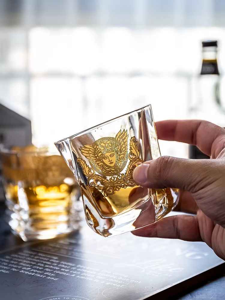 メデューサ ゴールドヘッド塗装ウイスキーグラス 多機能酒ワイ - Wine In Beer Glass のレビューと価格
